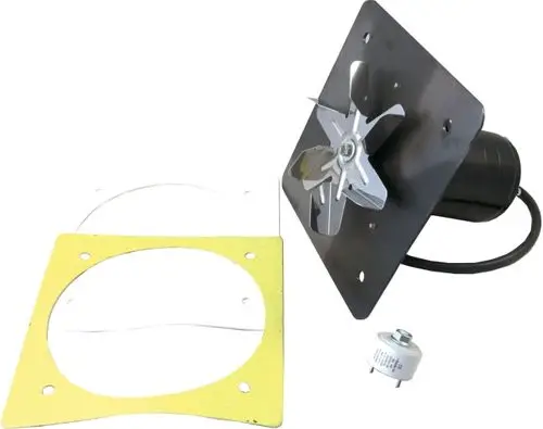 Abzugsventilator von Wolf mit Umlaufrad, montagemit einem schwarzen Gehäuse und einer metallenen Rotorblattkonstruktion, versehen mit einer Anschlussleitung und Montageschablone.